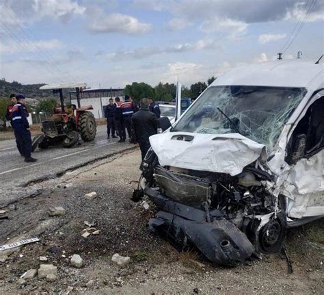 M­i­n­i­b­ü­s­l­e­ ­ç­a­r­p­ı­ş­a­n­ ­t­r­a­k­t­ö­r­ü­n­ ­s­ü­r­ü­c­ü­s­ü­ ­ö­l­d­ü­ ­-­ ­S­o­n­ ­D­a­k­i­k­a­ ­H­a­b­e­r­l­e­r­